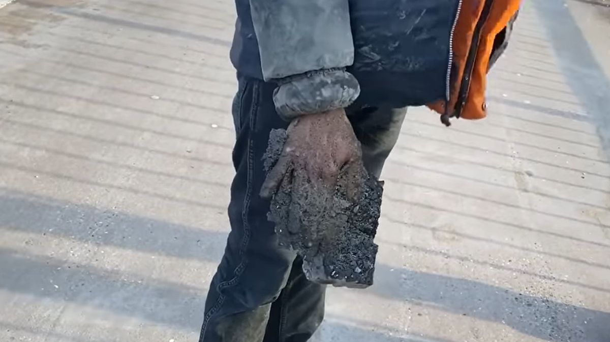 Přilepenému aktivistovi už chtěli řezat ruku, nakonec mu v ní zůstal kus asfaltu